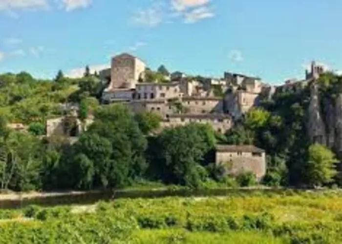 Agreable Maison Entre Riviere Et Centre Du Village Avec Piscine
